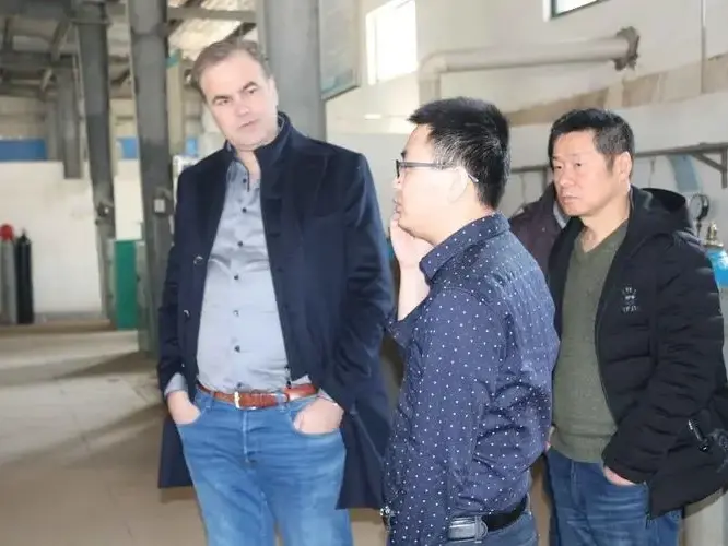 Ruiqi team with overseas clients -- factory visit group photo
