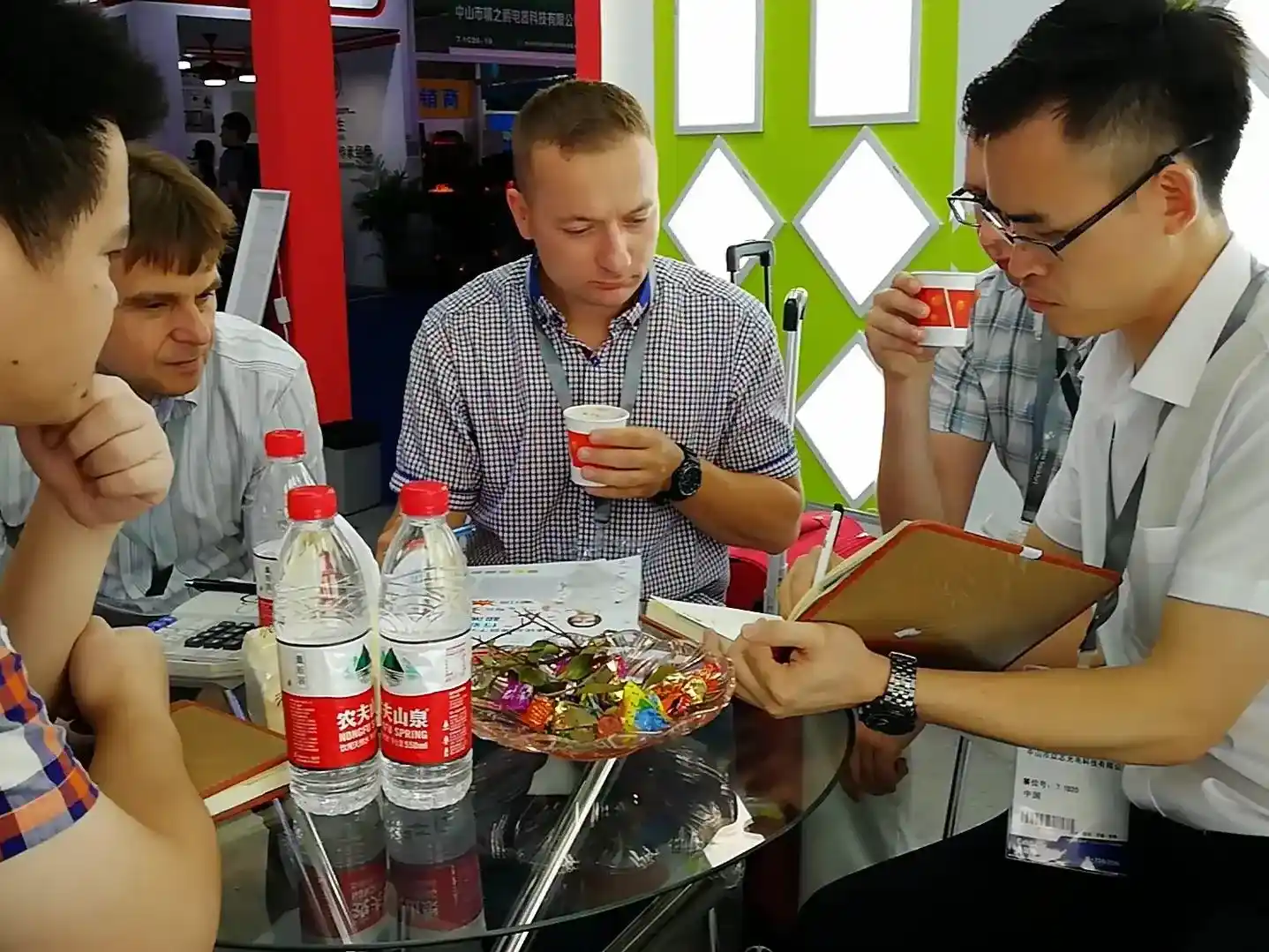 International buyers visiting Ruiqi factory -- cooperation signing